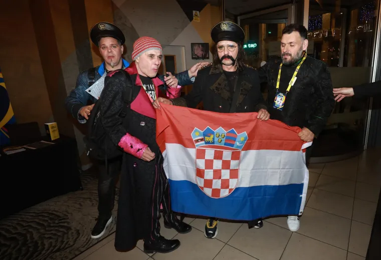 Pogledajte doček Letovaca ispred hotela u gluho doba noći: Mrle i Ivanka opet su sve raznježili