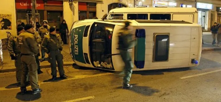 Oko 200 pripadnika NPD-a, radikalne njemačke desnice, sukobilo se sa policijom i 300-tinjak branitelja prava na azil