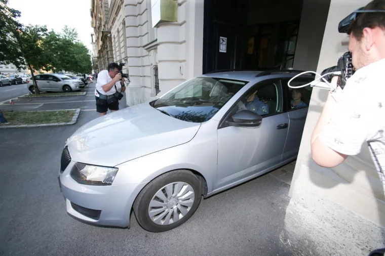 U sjedište USKOK-a u Zagrebu dovedeni su na ispitivanje neki od ukupno dvadeset uhićenih u današnjoj policijskoj akciji 'Tebra' , osumnjičeni za udruživanje u zločinačku organizaciju.