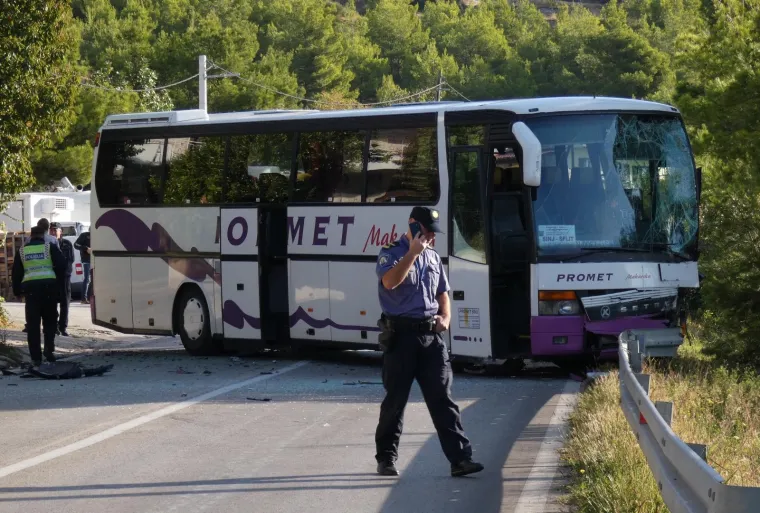 Strašna nesreća kod Splita: Sudarila se dva autobusa i auto. Jedna osoba mrtva, osam ozlijeđenih