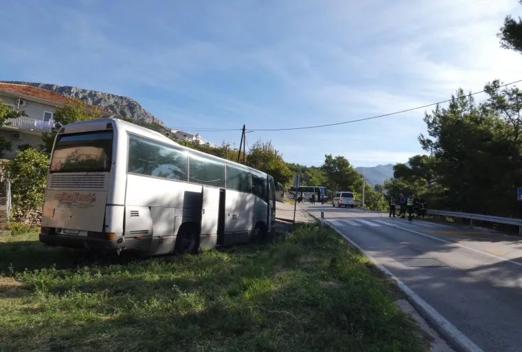 Strašna nesreća kod Splita: Sudarila se dva autobusa i auto. Jedna osoba mrtva, osam ozlijeđenih