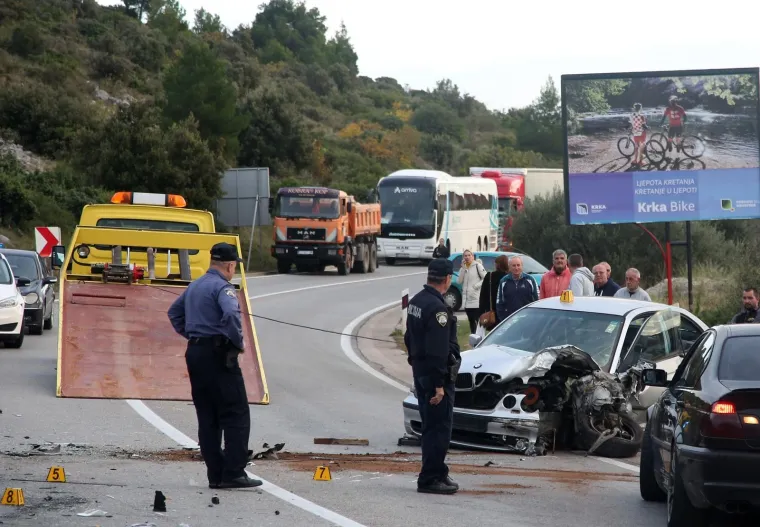 Dijete je prevezeno na daljnje liječenje u Klinički bolnički centar Split, dok su 23-godišnja vozačica i 19-godišnji putnik iz tog osobnog automobila, lakše ozlijeđeni
