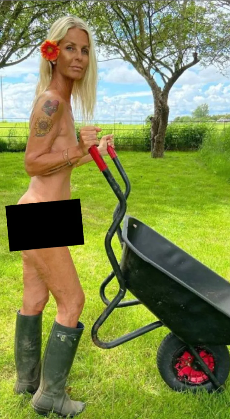 Ulrika Jonsson često dijeli svoje golišave fotografije na svom Instagram profilu. Međutim, vidjeti je golu dok uživa u vrtlarskim poslovima, obučena samo u visoke radne čizme, e to je posebna razina gologa. Fotografiju su, dakako, prenijeli svi svjetski mediji. 
