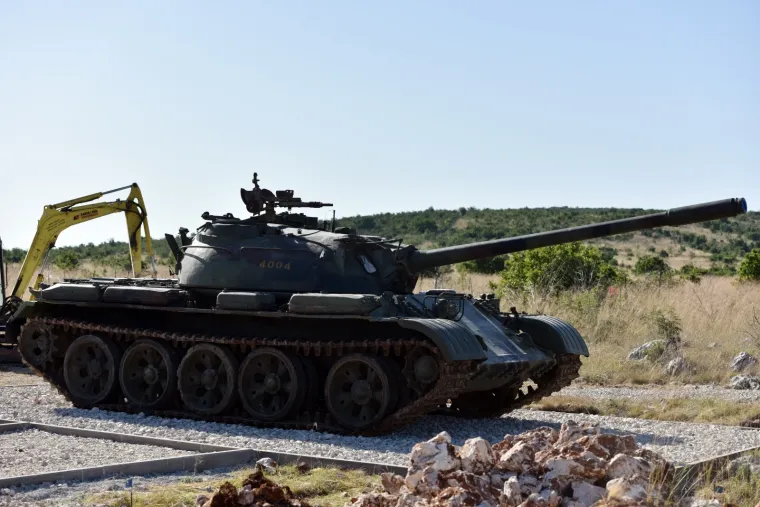 TENK T-55 POSTAVLJEN UZ CESTU ŠIBENIK-KNIN: Podsjećat će na prvi uništeni tek u Domovinskom ratu na području Dalmacije