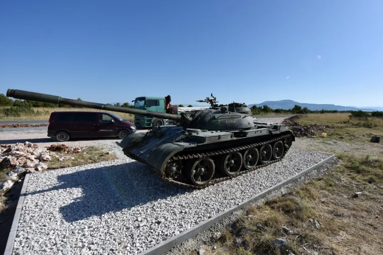 TENK T-55 POSTAVLJEN UZ CESTU ŠIBENIK-KNIN: Podsjećat će na prvi uništeni tek u Domovinskom ratu na području Dalmacije