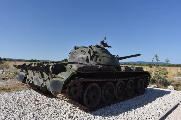 TENK T-55 POSTAVLJEN UZ CESTU ŠIBENIK-KNIN: Podsjećat će na prvi uništeni tek u Domovinskom ratu na području Dalmacije