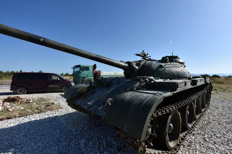 TENK T-55 POSTAVLJEN UZ CESTU ŠIBENIK-KNIN: Podsjećat će na prvi uništeni tek u Domovinskom ratu na području Dalmacije
