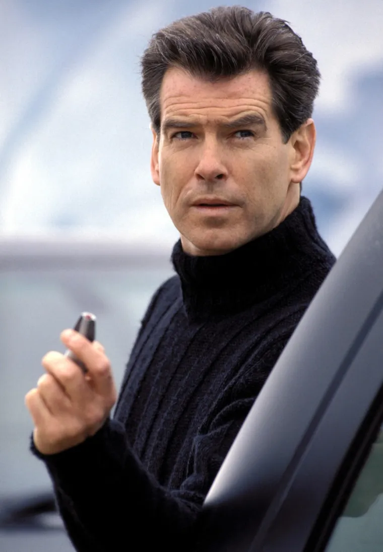 Brosnan je posvojio Charlotte i njenog brata Christophera 1986. godine kada je njihov biološki otac, Cassandrin prvi suprug Dermot Harris, preminuo.