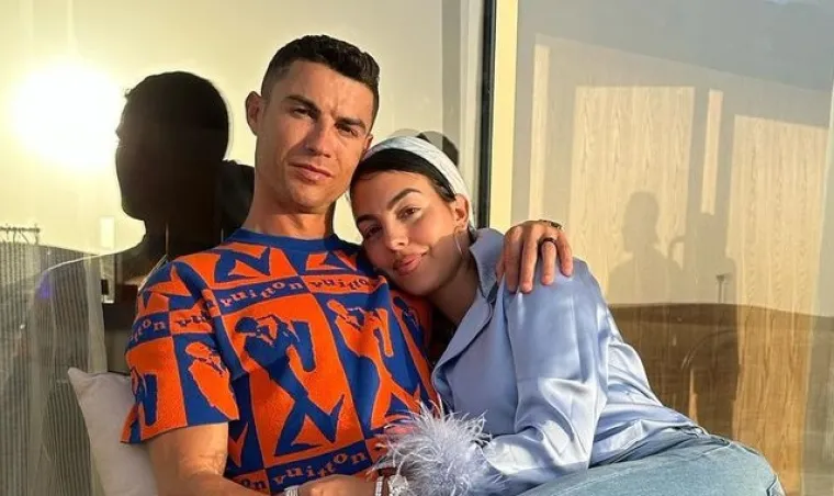 Par živi u Saudijskoj Arabiji, gdje Ronaldo igra za klub Al Nassr. Georgina je rekla da su stropovi u novom domu previsoki te da joj je zbog toga teško promijeniti žarulju. Dodala je i da promjenu kulture smatra velikom, a često na Instagramu otkriva kako se snašla u novoj zemlji...
