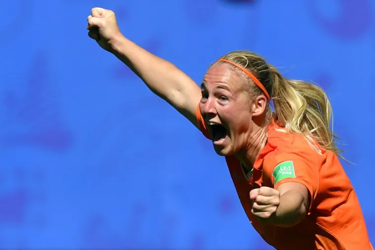 Europske prvakinje nogometašice Nizozemske u subotu su u četvrtfinalu Svjetskog prvenstva u Valenciennesu svladale Talijanke sa 2-0 golovima Vivianne Miedeme (70) i Stefanie van der Gragt (80).