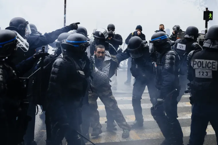 Godišnjica prosvjeda 'žutih prsluka': Pariška policija ispalila suzavac