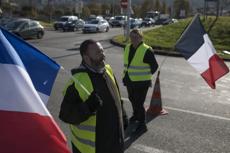 Godišnjica prosvjeda 'žutih prsluka': Pariška policija ispalila suzavac