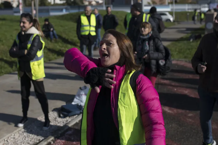 Godišnjica prosvjeda 'žutih prsluka': Pariška policija ispalila suzavac