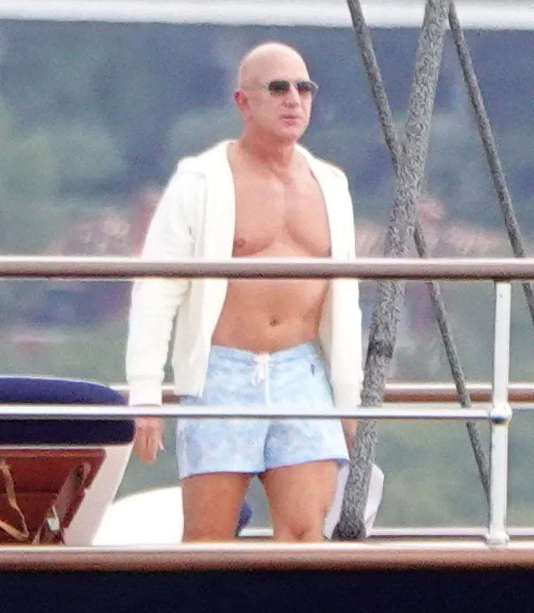 Jeff Bezos i Lauren Sanchez guštaju na luksuznoj superjahti: Ona se šepurila u tangama, no on ju je ipak uspio zasjeniti
