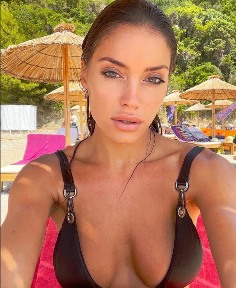 Sanja opet pokazuje svoje savršeno zategnuto tijelo, zbog ovakvih fotografija volimo ljeto