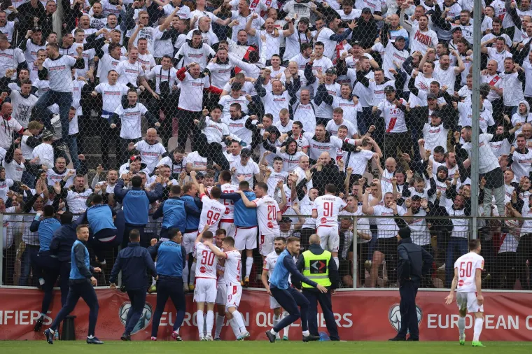 Nemile scene u Zenici: Stolice letjele s tribina, došlo je do tučnjave na terenu, ozlijeđeni članovi Zrinjskog