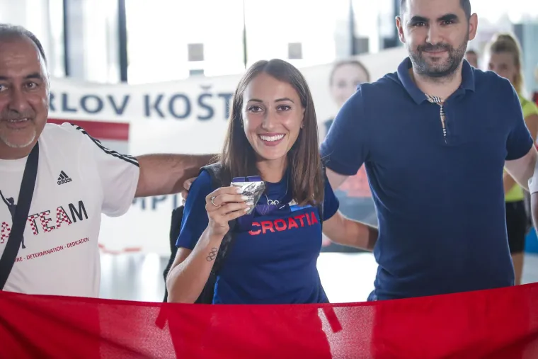Srebrna hrvatska maratonka stigla u Zagreb: Pogledajte kako je dočekana djevojka koja je ispisala povijest