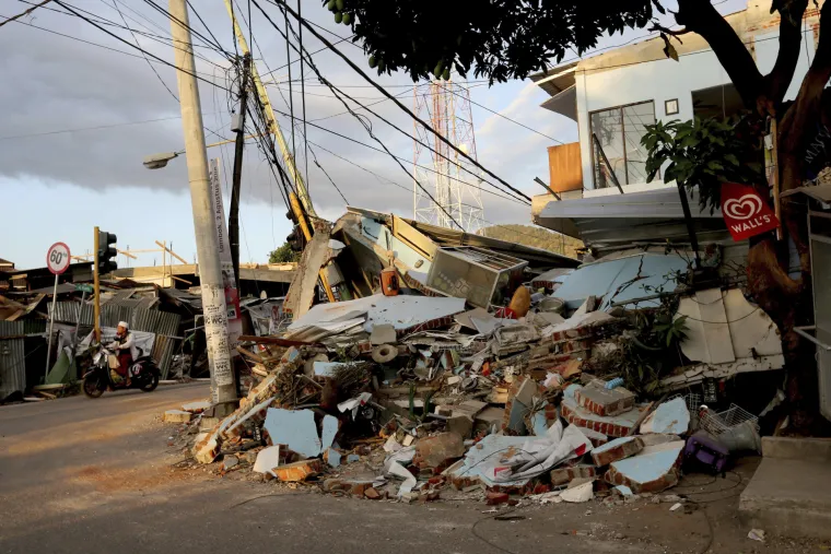 Uslijed novoga snažnog potresa magnitude 6,2 koji je u četvrtak potresao otok Lombok srušilo se više zgrada, kažu očevici i Agencija za meteorologiju i geofiziku. 
Zadnji u nizu potresa snažno se osjetio na cijelom otoku, a uslijedio je nakon potresa jakosti 6,9 stupnjeva po Richteru u nedjelju u kojemu su smrtno stradale najmanje 164 osobe, a 156.000 ljudi je raseljeno zbog oštećenja tisuća zgrada, izvijestile su mjesne vlasti.