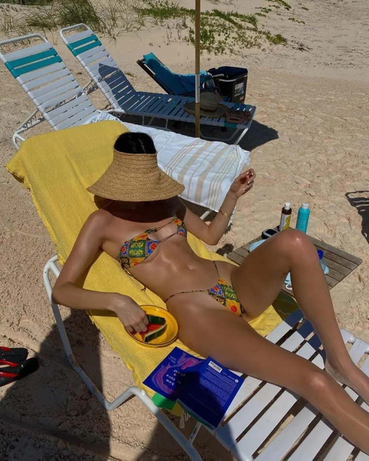 Kendall Jenner zna da se perfektno tijelo najbolje pokazuje u mikro bikinijima, a mi smo vam iskopali 50 najvrućih fotki