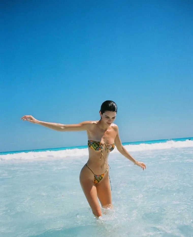 Kendall Jenner zna da se perfektno tijelo najbolje pokazuje u mikro bikinijima, a mi smo vam iskopali 50 najvrućih fotki