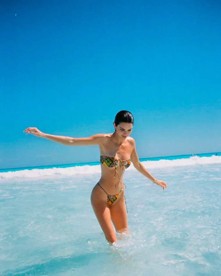 Kendall Jenner zna da se perfektno tijelo najbolje pokazuje u mikro bikinijima, a mi smo vam iskopali 50 najvrućih fotki