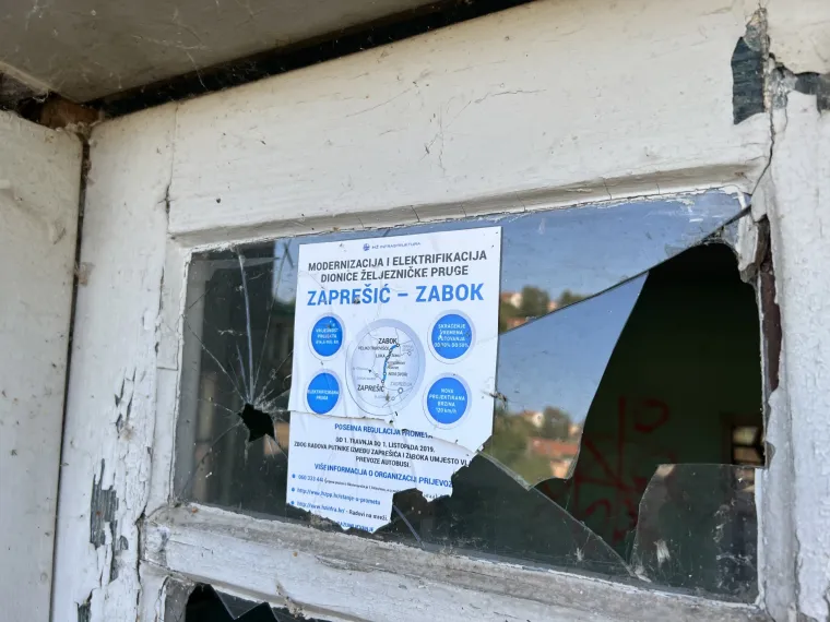 Ovo je postaja HŽ-a u kojoj putnici čekaju vlak: Ruglo od kojeg čovjeka hvata jeza nije se obnovilo već godinama