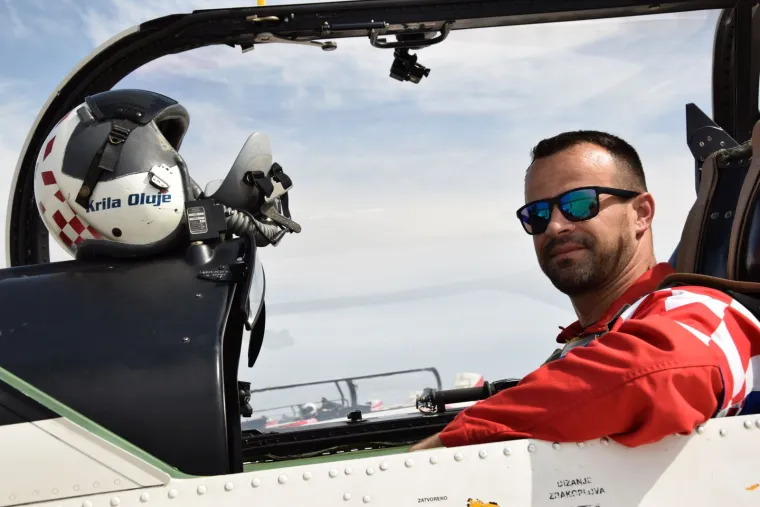 Ovo su piloti koji su za Vatrene napravili show na nebu