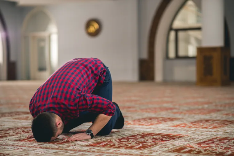 4. Vjernik: &quot;Rođen sam kao musliman i tako sam se izjašnjavao, ali niti moji roditelji, niti ja nismo prakticirali, tj. samo bismo postili i ne bismo pili tijekom Ramazana i Bajrama. Onda mi je umrla jedna draga osoba te me to podsjetilo da smo svi smrtni pa se od tada pokušavam stalno klanjati i ne radim haram i slično&quot;, rekao je muškarac iz Sarajeva.
