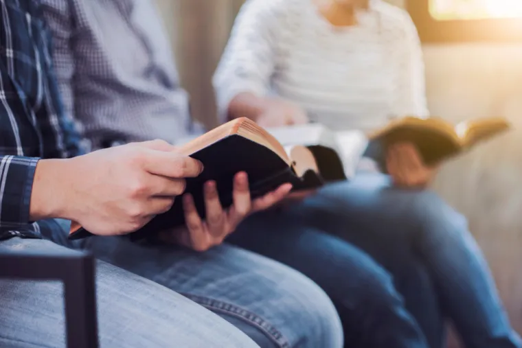 5. Ateist: &quot;Shvatila sam relativno rano da se neke priče iz Biblije veoma suprotstavljaju moralu koji bi trebale zastupati. Shvatila sam da mi Bog ne treba. Onda sam se pokušala kritički osvrnuti na sve što religije i vjerske knjige govore o njemu. Tako sam shvatila da mi se Bog, kako je opisan, ne sviđa. Uočila sam u svom okruženju da mnogi vjernici skoro uopće ne čitaju svete knjige svoje religije. Za njih je religija nešto što su naslijedili od obitelji i slabo im je poznata filozofija njihove religije. Iskreno, nemam ništa protiv ljudi koji vjeruju u Boga. Upoznala sam nekoliko veoma pobožnih i teološki informiranih ljudi s kojima mi je bilo zadovoljstvo razgovarati. Često mi ti &quot;pravi vjernici&quot; djeluju veoma sretno, tolerantno i smireno&quot;, rekla je jedna ateistica.