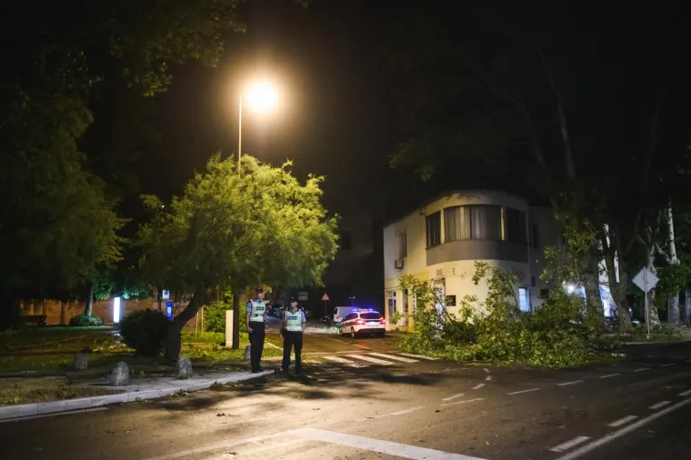 KATASTROFALNO NEVRIJEME POHARALO ZADAR: Vjetar puhao 29 m/s i čupao stabla