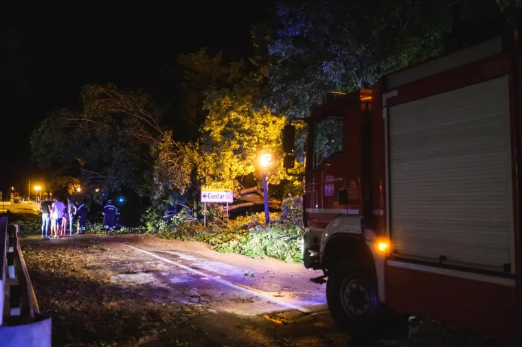 KATASTROFALNO NEVRIJEME POHARALO ZADAR: Vjetar puhao 29 m/s i čupao stabla