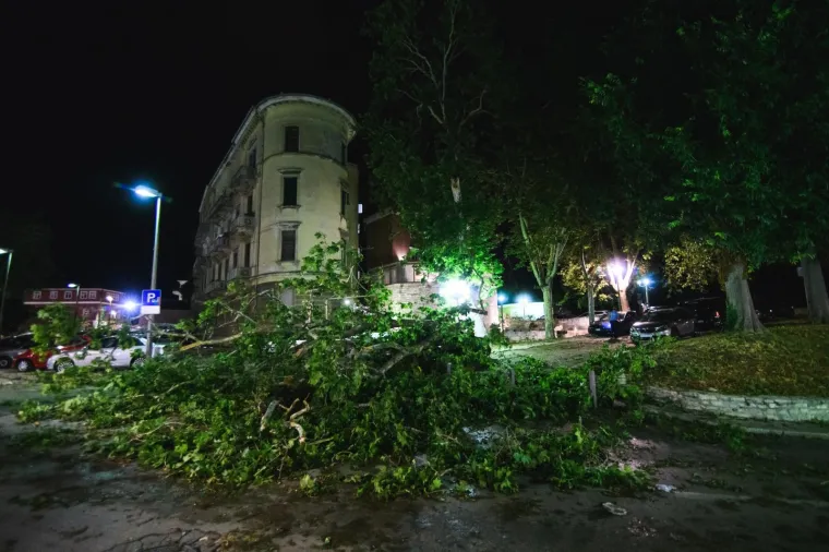 Jako nevrijeme u Zadru u u nekoliko minuta napravilo je veliku materijalnu štetu.