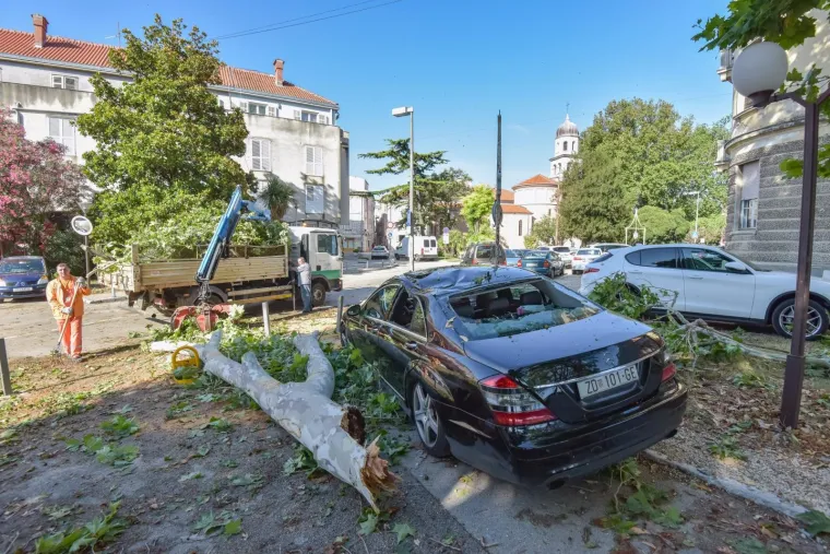 KATASTROFALNO NEVRIJEME POHARALO ZADAR: Vjetar puhao 29 m/s i čupao stabla