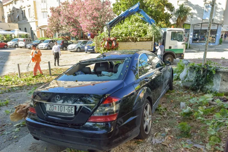 KATASTROFALNO NEVRIJEME POHARALO ZADAR: Vjetar puhao 29 m/s i čupao stabla