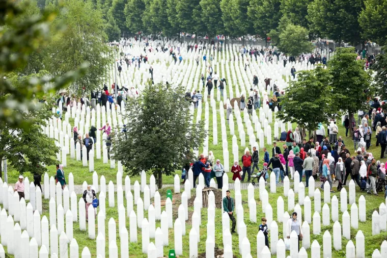 11.07.2019., Potočari, Bosna i Hercegovina - Obitelj i prijatelji u suzama obilaze Memorijalni centar u Potočarima. Nekoliko tisuća ljudi jutros je došlo u Potočare na obilježavanje 24. godišnjice genocida u Srebrenici.Foto: Armin Durgut/PIXSELL