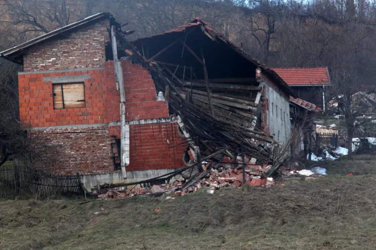 U ODRONU STIJENE POTPUNO UNIŠTENO SEDAM KUĆA: Premijer Plenković obišao poplavljena područja u Hrvatskoj Kostajnici
