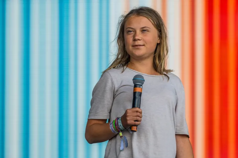 Iako je rođena u obitelji glumaca i opernih pjevača, Greta Thunberg odabrala je sasvim drugačiji put, i to dok je bila tek mlada tinejdžerica. Ne događa se često da mladu osobu vidite kao predanog ekološkog aktivista. Čak ima procijenjenu neto vrijednost od milijun dolara. Iako nije potvrđeno dobiva li plaću za svoj aktivistički rad ili prihod dolazi od njezine prisutnosti na društvenim mrežama. Ipak, navodno je Greta nagrađena s milijun eura za svoj kontinuirani humanitarni doprinos u 2020. godini.