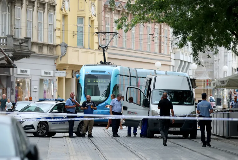 Pogledajte prizore iz Jurišićeve ulice: Komadi cigle i zida po podu, obnavljali zgradu pa izazvali kaos?