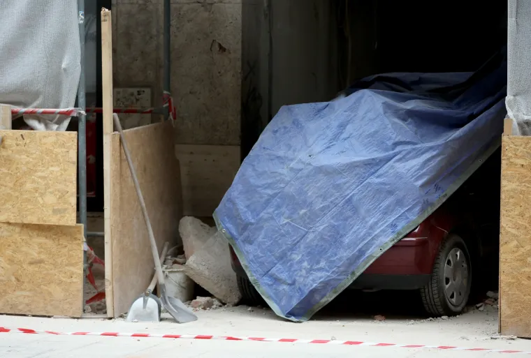 Pogledajte prizore iz Jurišićeve ulice: Komadi cigle i zida po podu, obnavljali zgradu pa izazvali kaos?