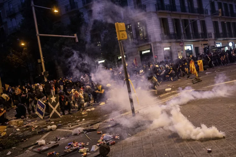 Kaos u Barceloni: Dijelovi grada nalikuju 'ratnoj zoni', prosvjednici i policija u žestokom sukobu