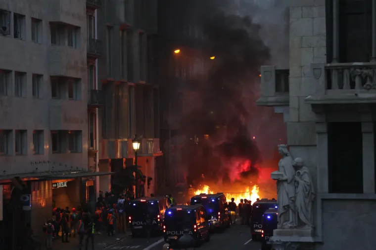 Kaos u Barceloni: Dijelovi grada nalikuju 'ratnoj zoni', prosvjednici i policija u žestokom sukobu
