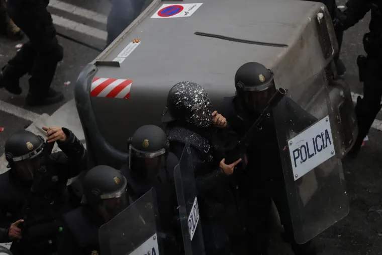 Kaos u Barceloni: Dijelovi grada nalikuju 'ratnoj zoni', prosvjednici i policija u žestokom sukobu