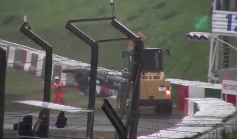 Jules Bianchi imao je teške ozljede glave i nakon dugotrajne borbe njega osobno i medicinskog tima koji su radili na njemu, ipak nije uspio pobijediti u najvažnijoj “utrci” u životu. Specijalizirani njemački časopis Auto motor und Sport poslije je naveo kako Bianchijeva glava, u trenutku udara u dizalicu koja je izvlačila Sutilov bolid sa staze Suzuka, pretrpjela silu od 254 G.