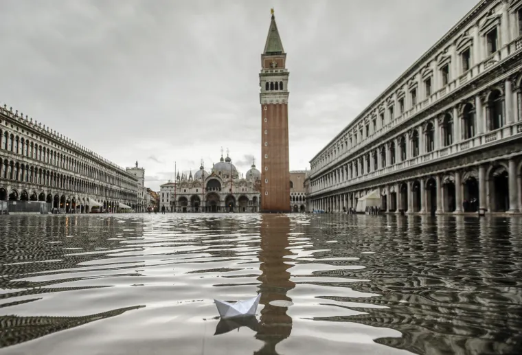 Novi plimni val pogodio Veneciju, na ulicama 160 cm vode, a najgore tek dolazi!
