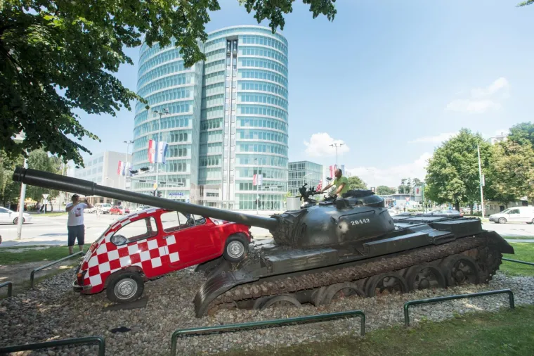 LEGENDARNI FIĆO U BOJAMA HRVATSKE: Osijek na simpatičan način podržao Vatrene