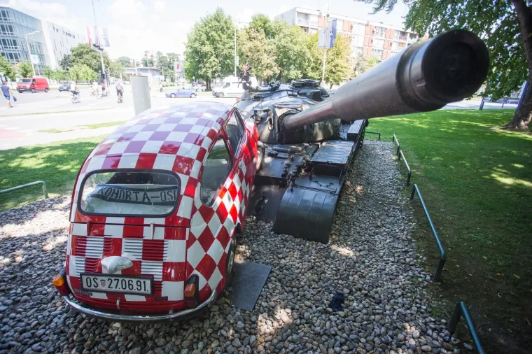 U znaku velikog uspjeha naših reprezentativaca, legendarni Crveni fićo, jedan od simbola obrane grada Osijeka, oblijepljen je bojama hrvatske sahovnice.
