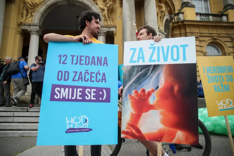 Krenuo je Hod za život! Građani u povorci uz pratnju policije, stigli i političari, ori se 'Lijepa li si'