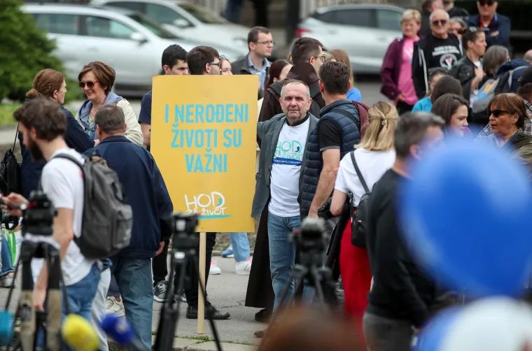 Krenuo je Hod za život! Građani u povorci uz pratnju policije, stigli i političari, ori se 'Lijepa li si'