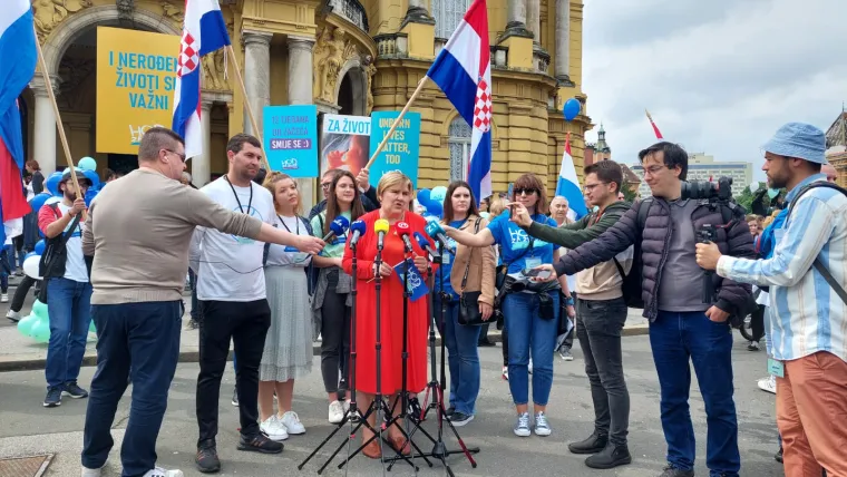 Krenuo je Hod za život! Građani u povorci uz pratnju policije, stigli i političari, ori se 'Lijepa li si'