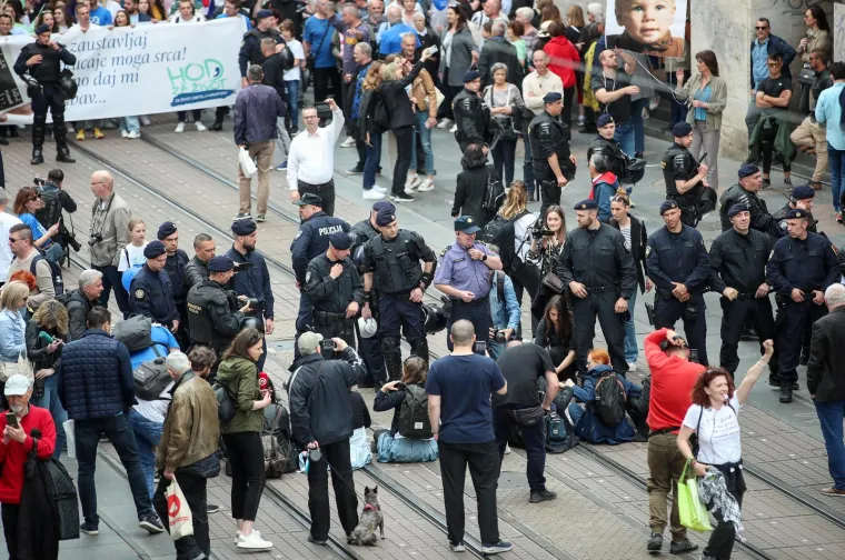 Krenuo je Hod za život! Građani u povorci uz pratnju policije, stigli i političari, ori se 'Lijepa li si'